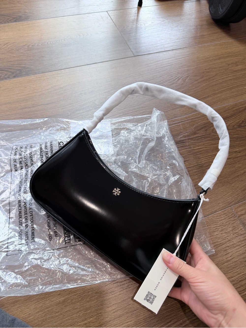 New Tory Burch Emerson Smooth Shoulder Bag color black with tag